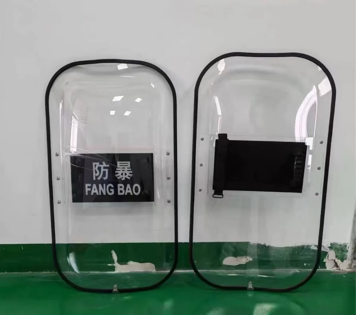 两块透明防护盾牌正面