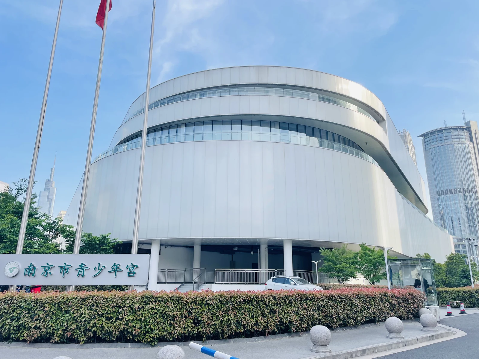 南京少年宫弧形半透明聚碳酸酯外立面