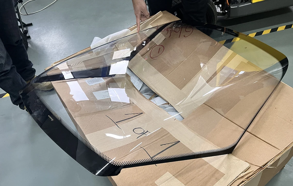 工作台上的透明弧形加工部件