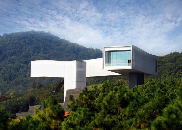 山林中的四方当代美术馆几何建筑体量